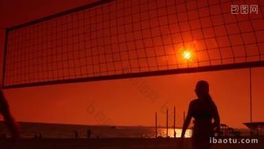 日落时分，一对年轻夫妇<strong>在</strong>夏日沙滩上打排球
